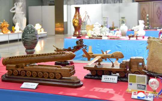 북한 노동당 창건 78주년(10.10)을 맞아 지난 5일 평양국제문화회관에서 개막된 제4차 전국 조각,공예축전에 대륙간탄도미사일(ICBM) 화성포-18형, 공격형 무인기, 핵공격잠수함을 형상화한 공예품들이 전시돼 눈길을 끈다. 2023.10.7  연합뉴스